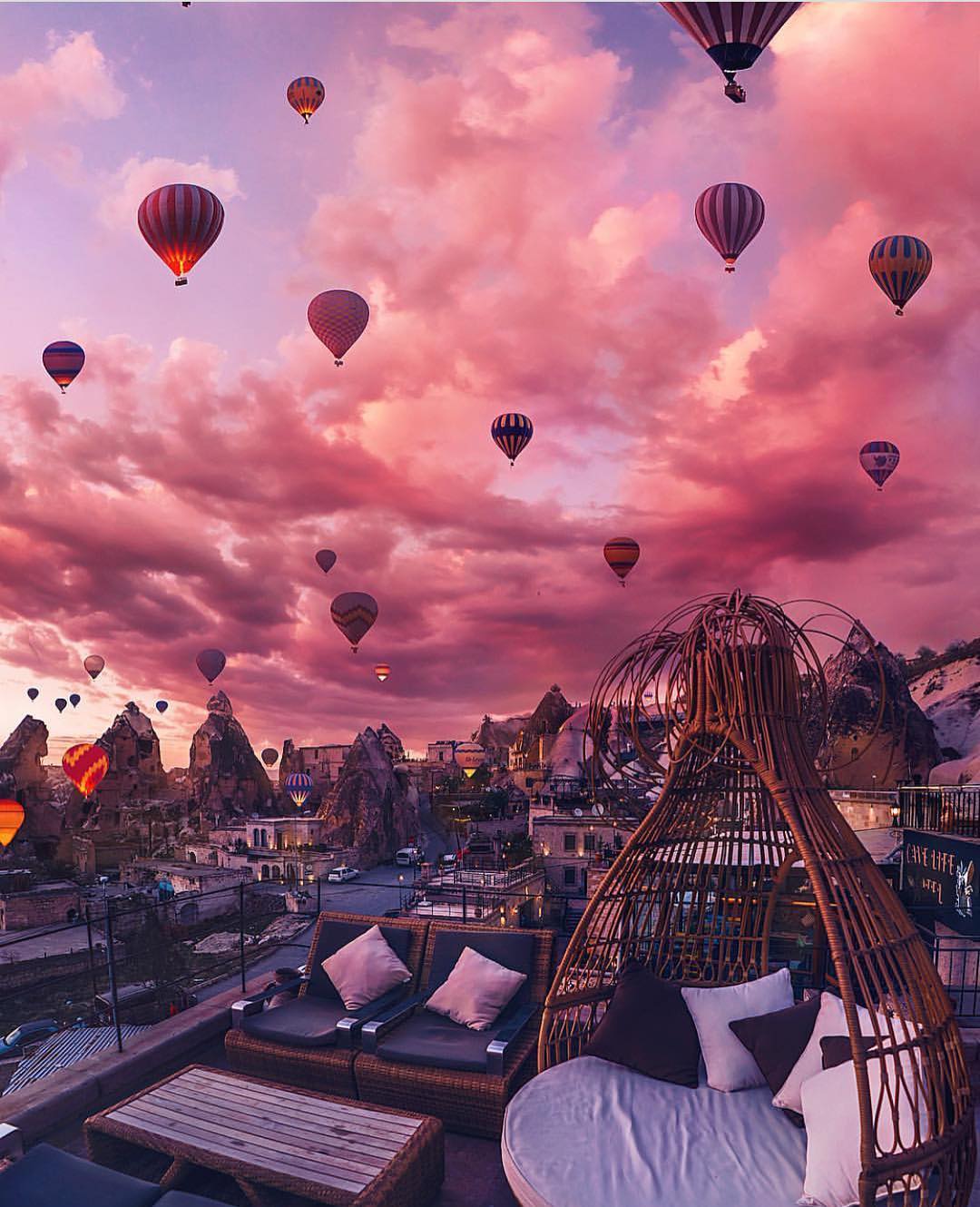 1080x1330, 166 Kb / воздушные шары, небо, город, кресла