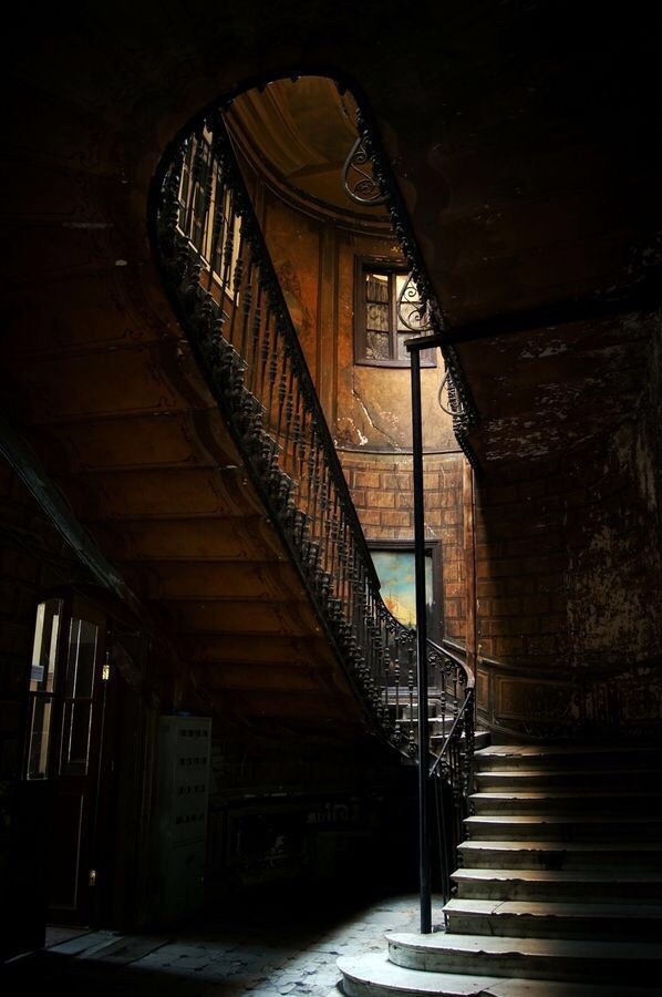 598x900, 83 Kb / подъезд, лестница, перила, окна, тлен