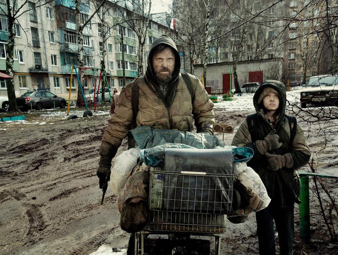 1080x814, 192 Kb / Фотошоп, россия, двор, тележка