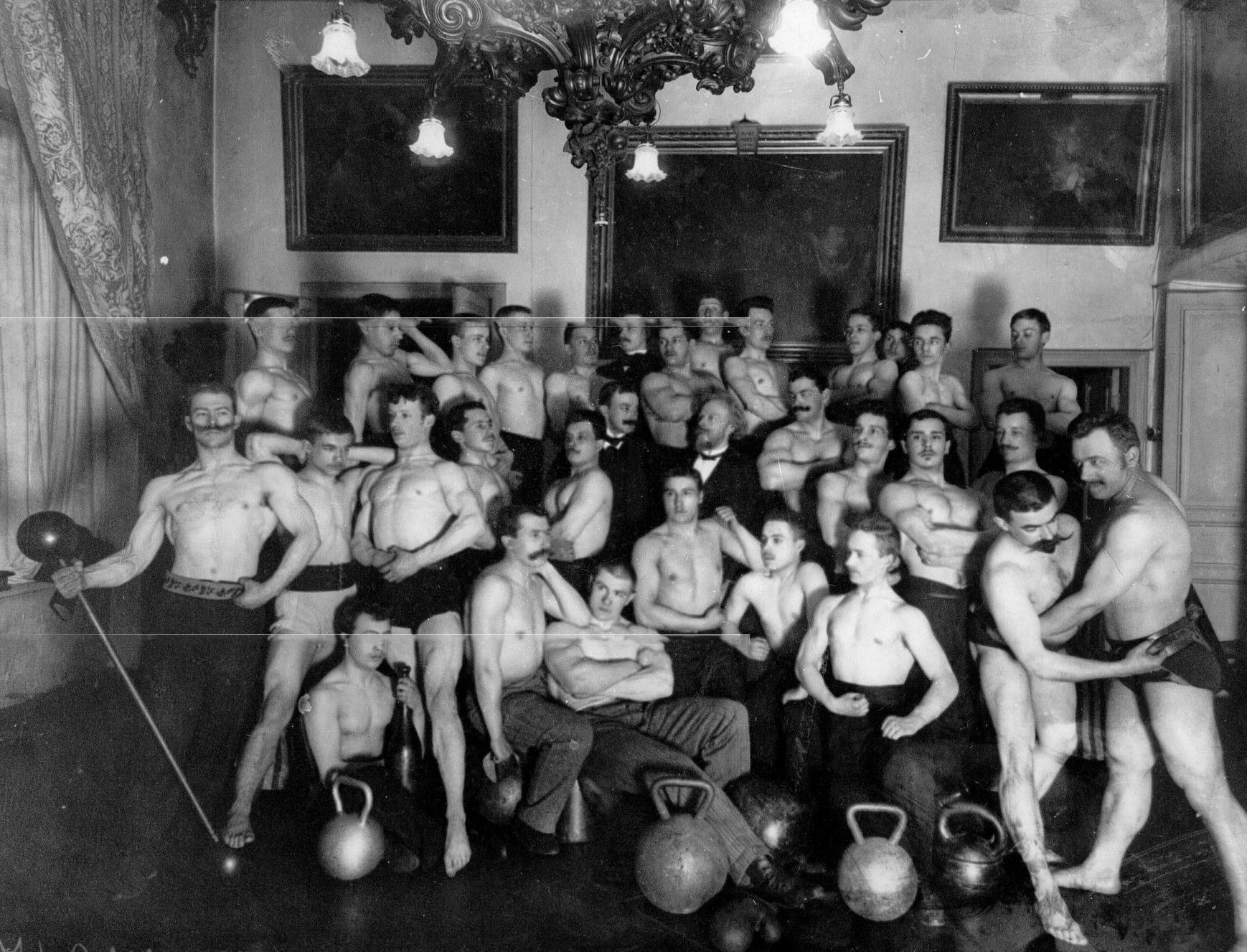 1738x1327, 516 Kb / ч/б, ретро, качки, атлетика, картины, штанга, гири, люстра