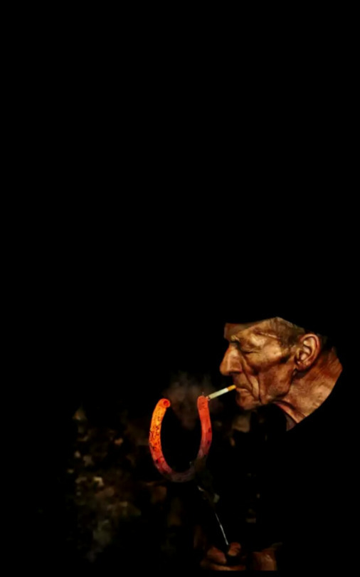 506x810, 31 Kb / кузнец, сигарета, подкова