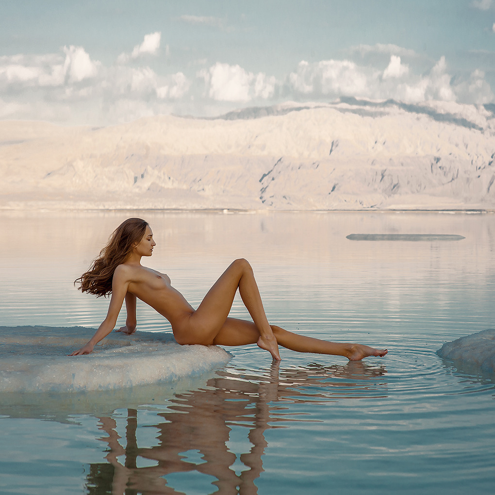 1020x1020, 246 Kb / льдина, лёд, голая, лежит, горы, вода