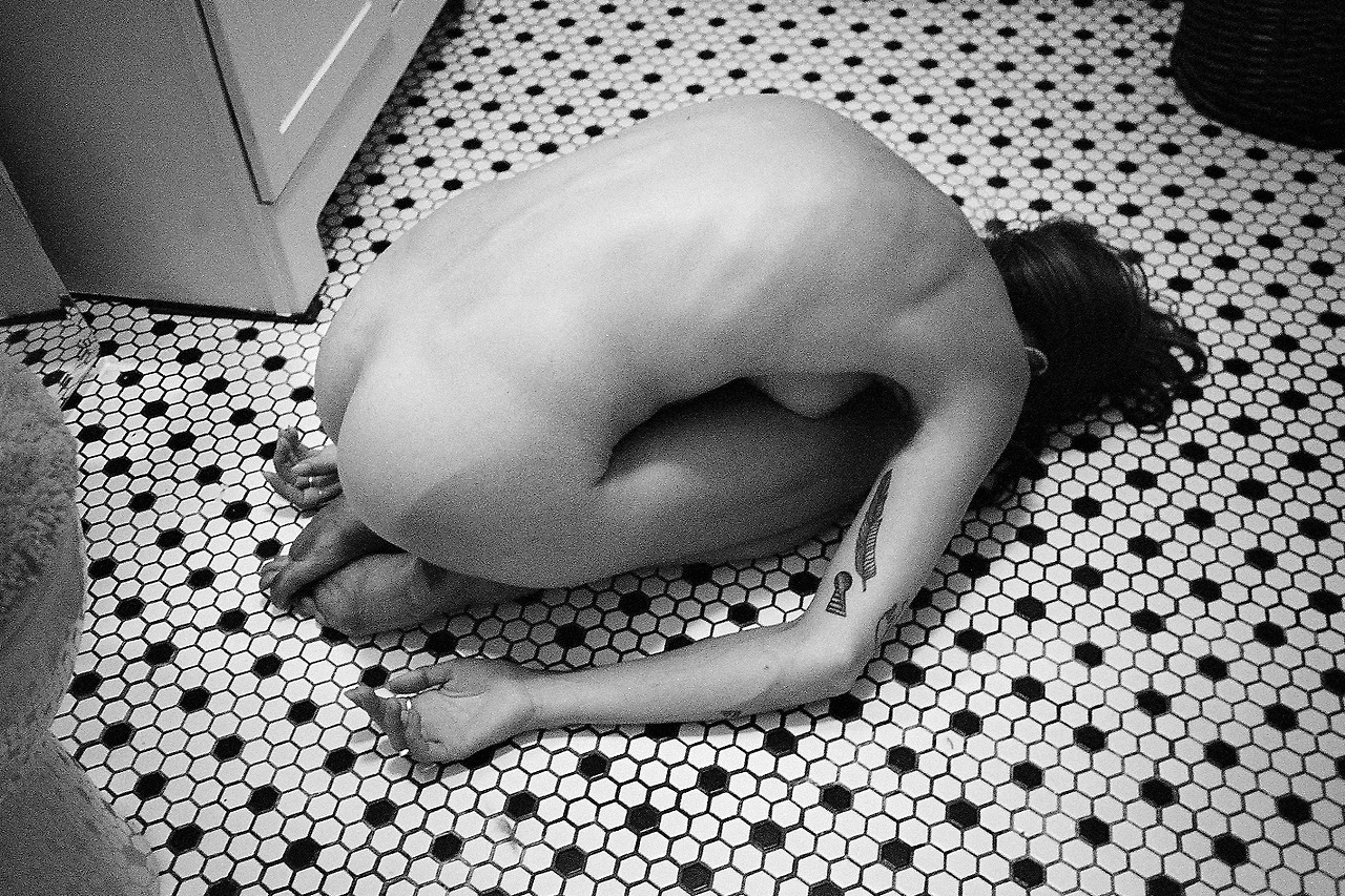 1280x853, 591 Kb / плитка, ч/б, тату, перо, голая, след от загара