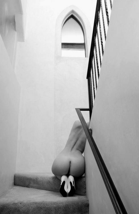 489x750, 28 Kb / лестница, попа, туфли, ч/б