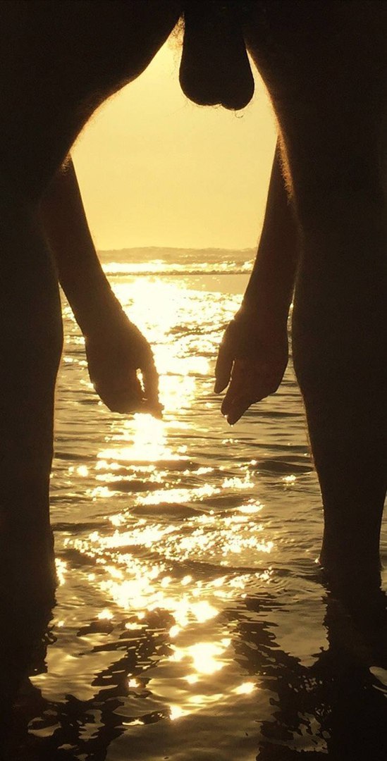 549x1080, 101 Kb / мужик, море, яйца