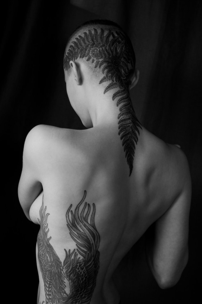 680x1024, 61 Kb / тату, ч/б, голая, лысая