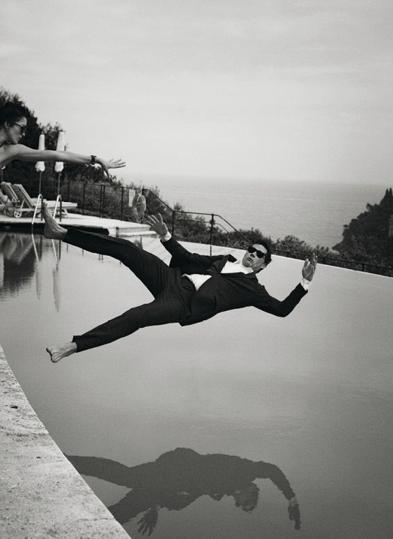 564x773, 304 Kb / ч/б, падение, бассейн, очки, лежак