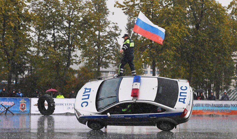 960x563, 179 Kb / дпс, триколор, трюк, выступление, каскадер