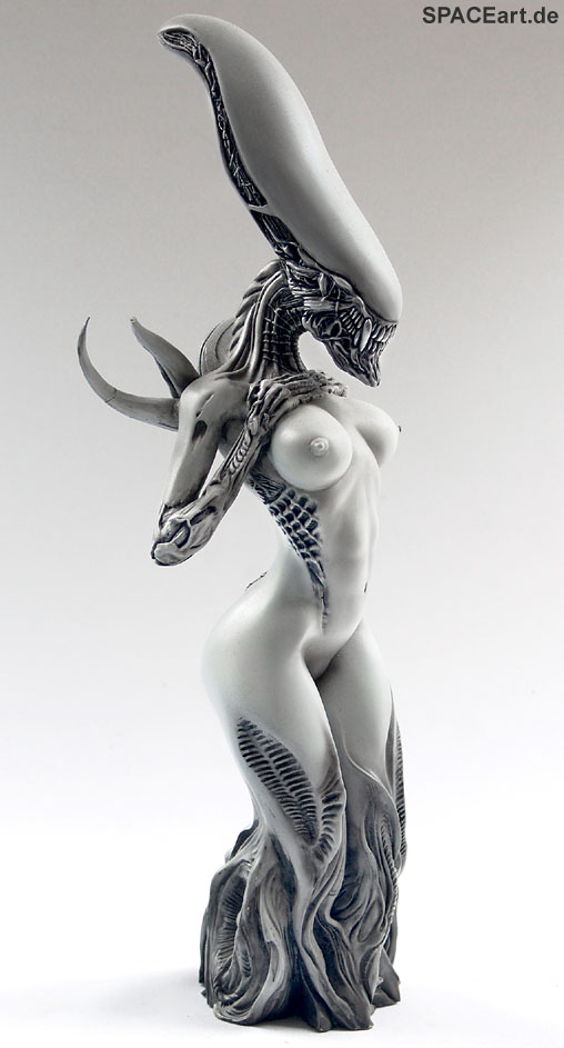 508x943, 57 Kb / чужая, статуэтка, сиськи, ч/б