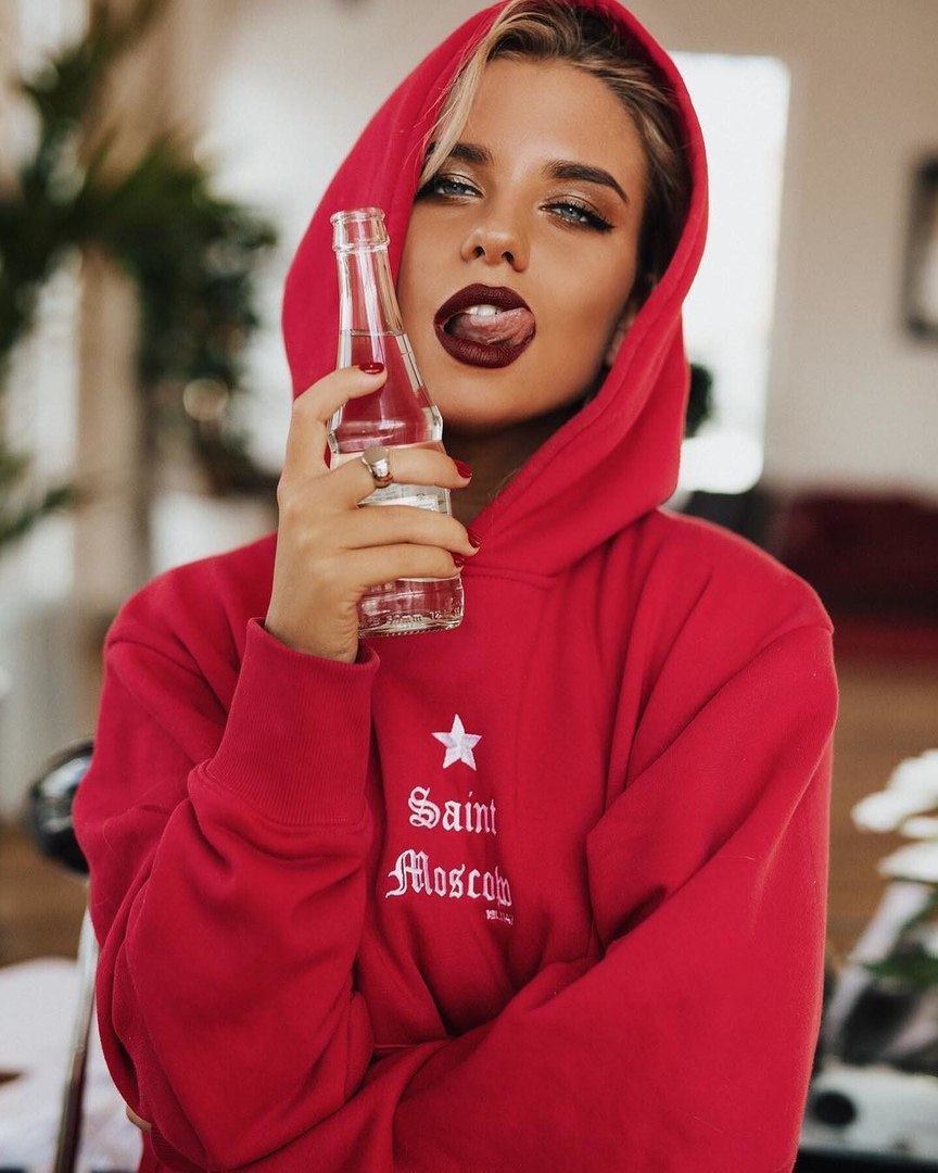 864x1080, 127 Kb / блондинка, бутылка, звезда, язык, байка, худи