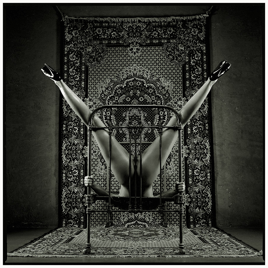 920x920, 354 Kb / кровать, ковёр, туфли, ноги, B/W, ч/б, Аmelkovich