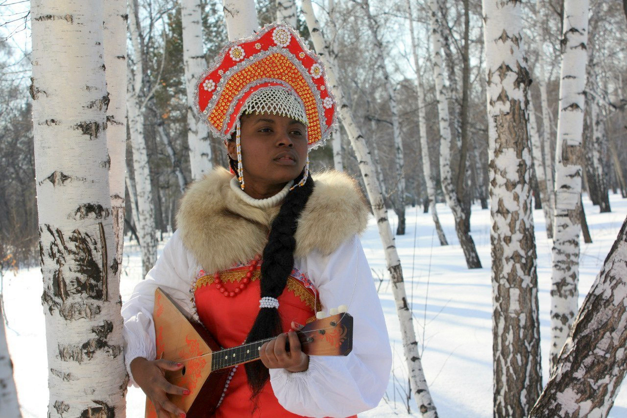 1280x853, 369 Kb / негритянка, балалайка, березы, кокошник