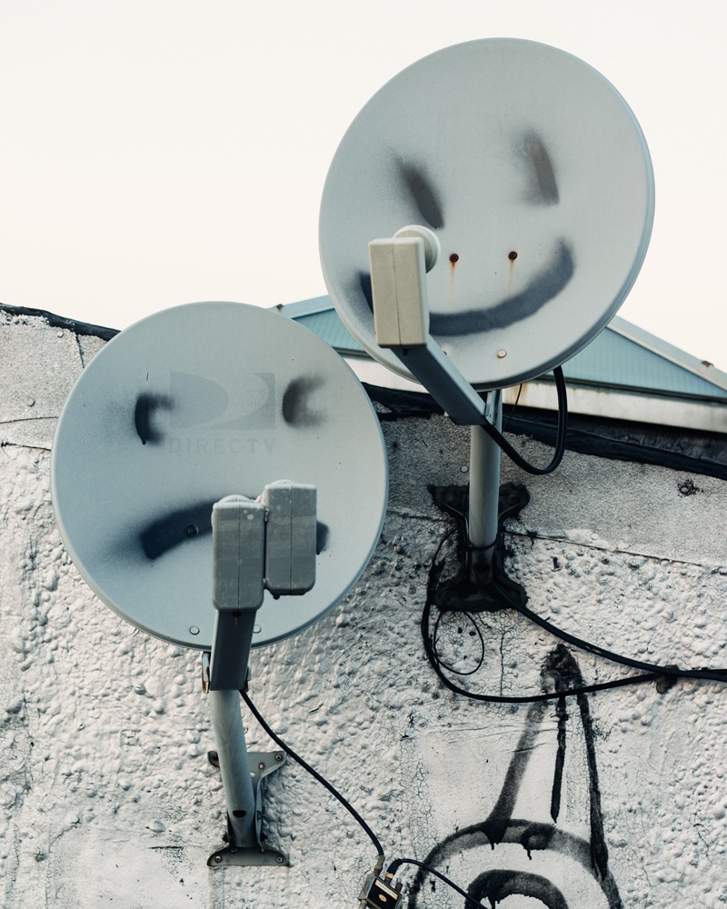 800x1000, 228 Kb / тарелки, спутник, смайлы, грустный, веселый, селфи