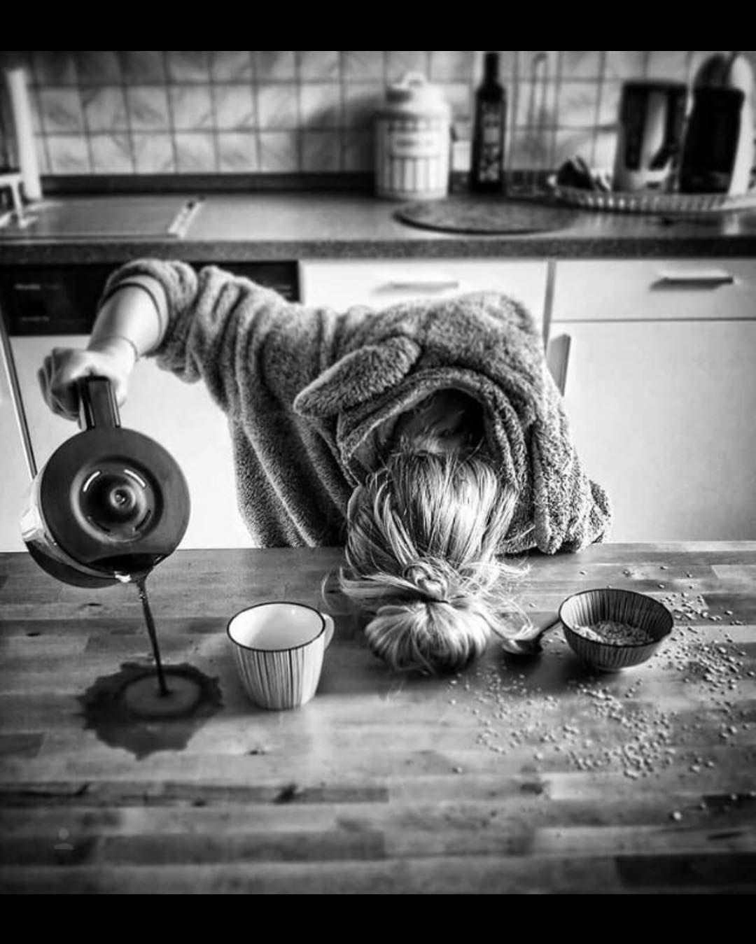 1080x1349, 119 Kb / кофе, ч/б, утро, мимо