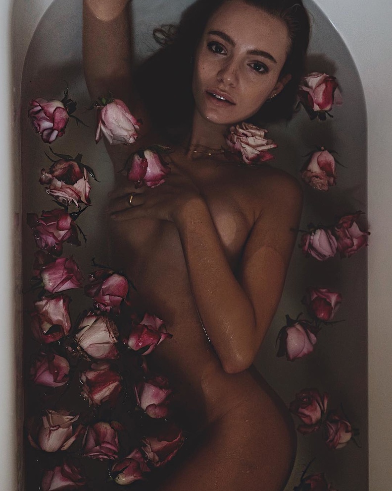 792x990, 197 Kb / ванна, розы, вода