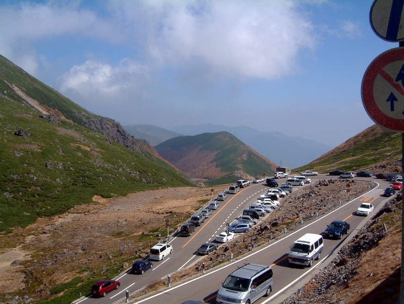 800x601, 145 Kb / горы, машины