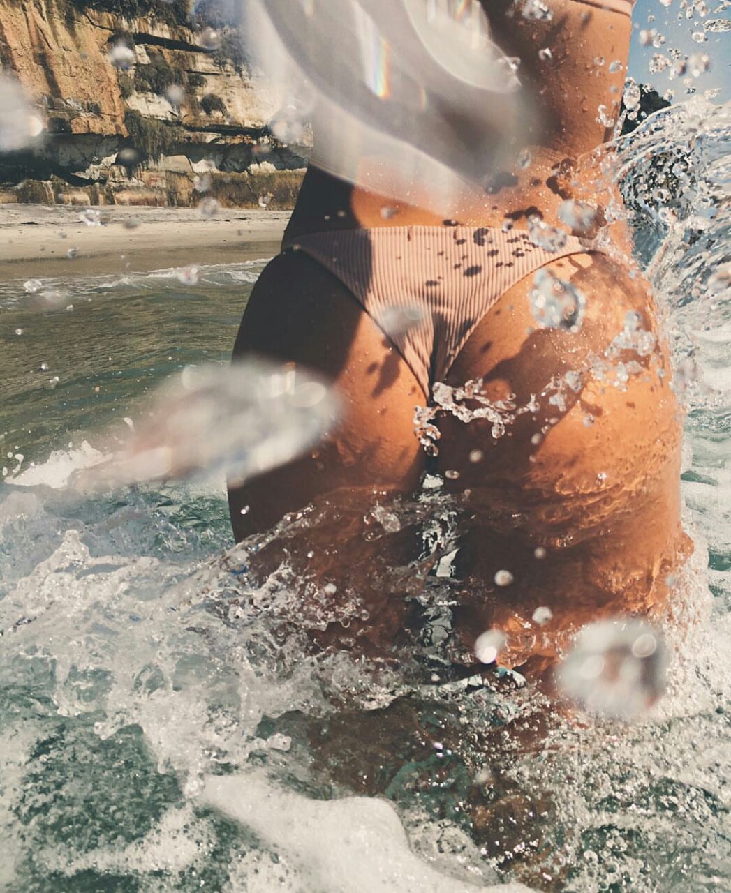 1047x1280, 328 Kb / попости, пляж, бикини, брызги