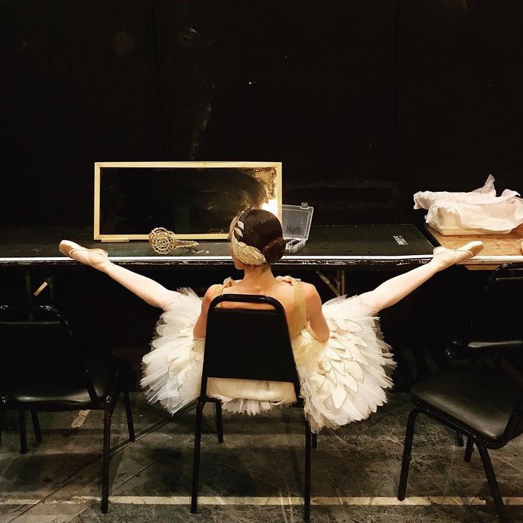 736x736, 80 Kb / балерина, лебедь, пачка, стол, стулья