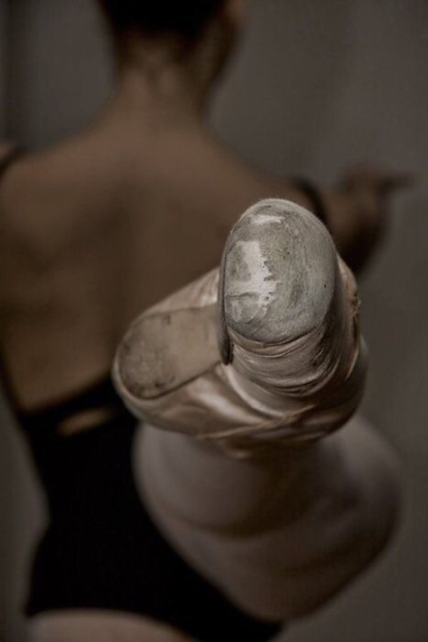 854x1280, 101 Kb / балерина, пуанты, нога, носок, сзади