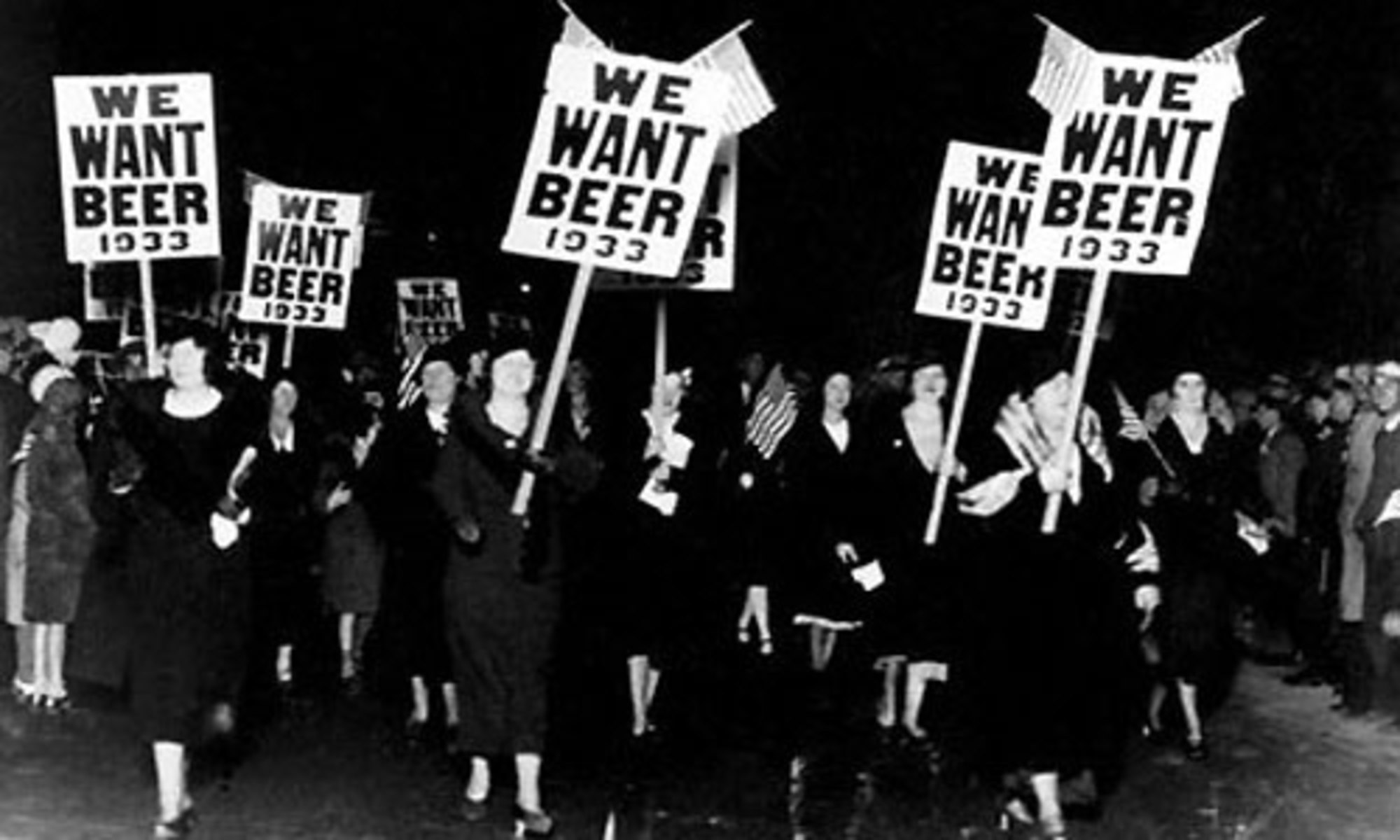 2000x1200, 211 Kb / митинг, хотим, пиво, ч/б