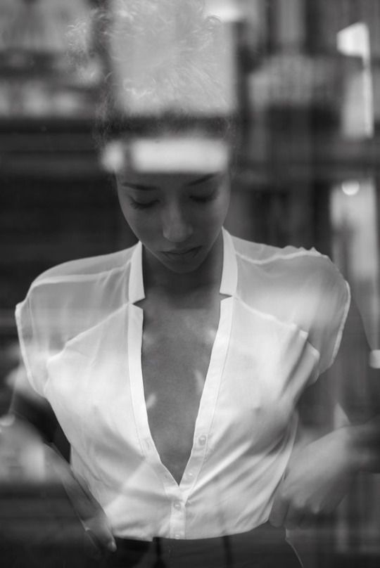 540x808, 38 Kb / окно, девушка, блузка, прозрачное, соски, кучерявая, ч/б