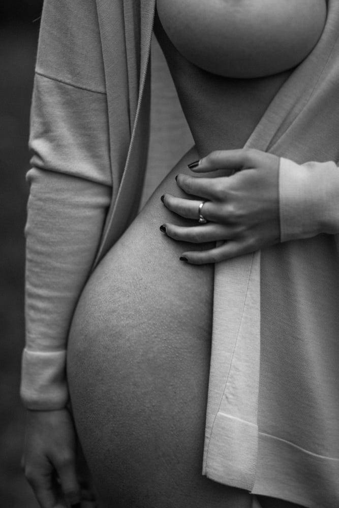 667x1000, 62 Kb / грудь, бедро, рука, кольцо, ч/б