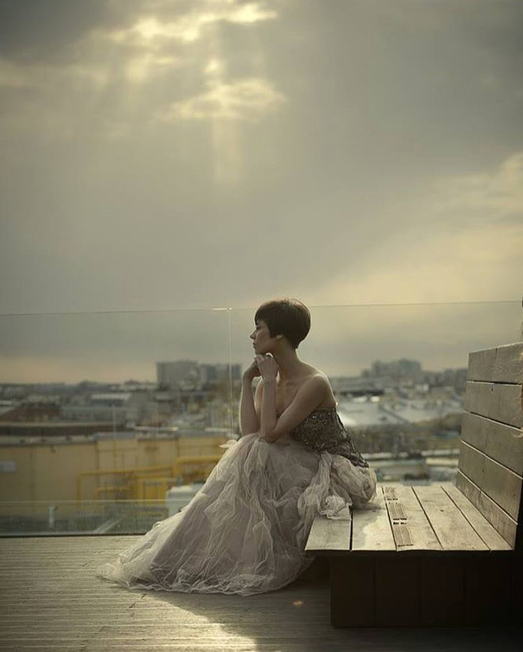 750x935, 380 Kb / терраса, женщина, платье, скамейка, облака, свет