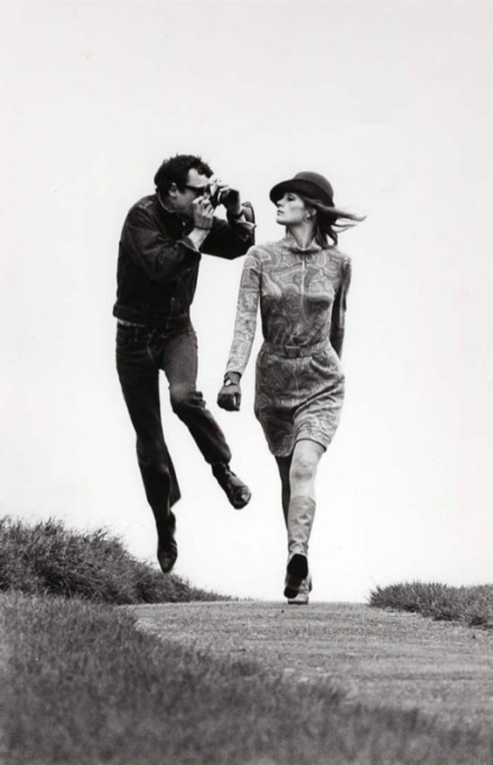 700x1087, 90 Kb / модель, шляпа, фотограф, прыжок, съемка, ч/б