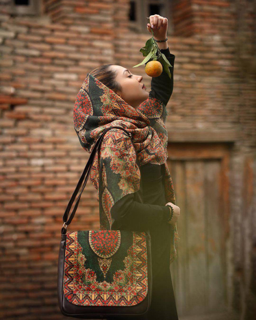 1080x1350, 147 Kb / девка, сумка, платок, апельсин