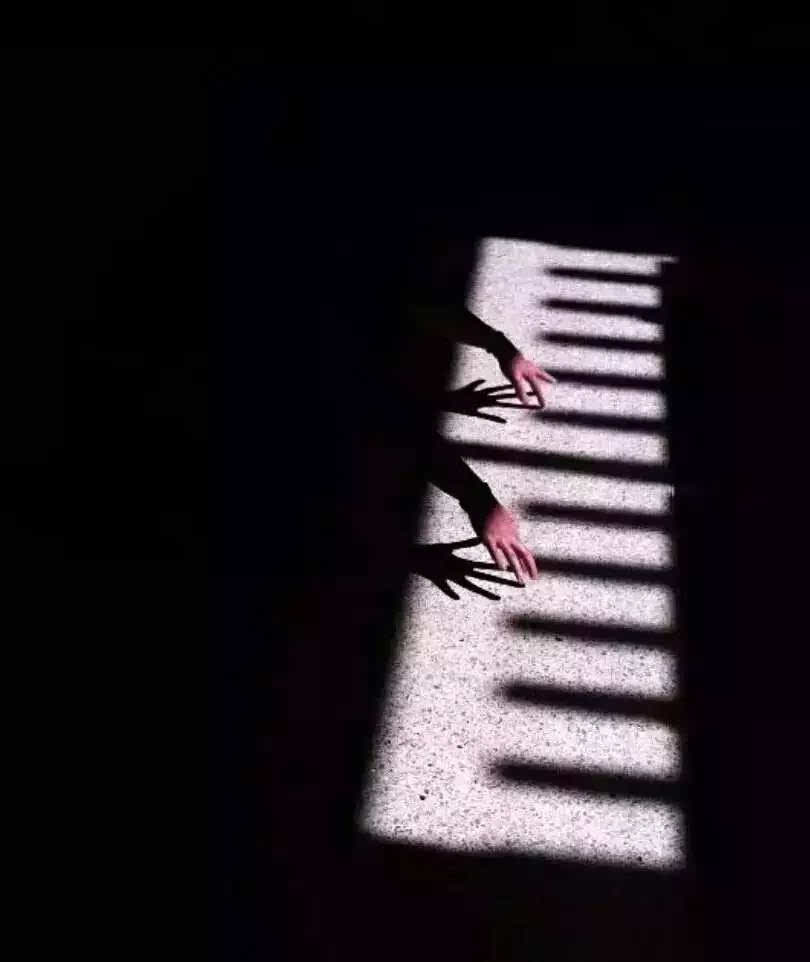 810x962, 34 Kb / руки, тень, клавиши