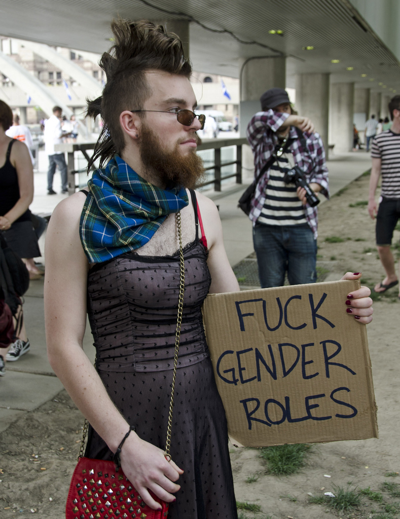 789x1024, 380 Kb / мужик, платье, сумочка, маникюр, солнечные очки, табличка, борода, гендерные роли