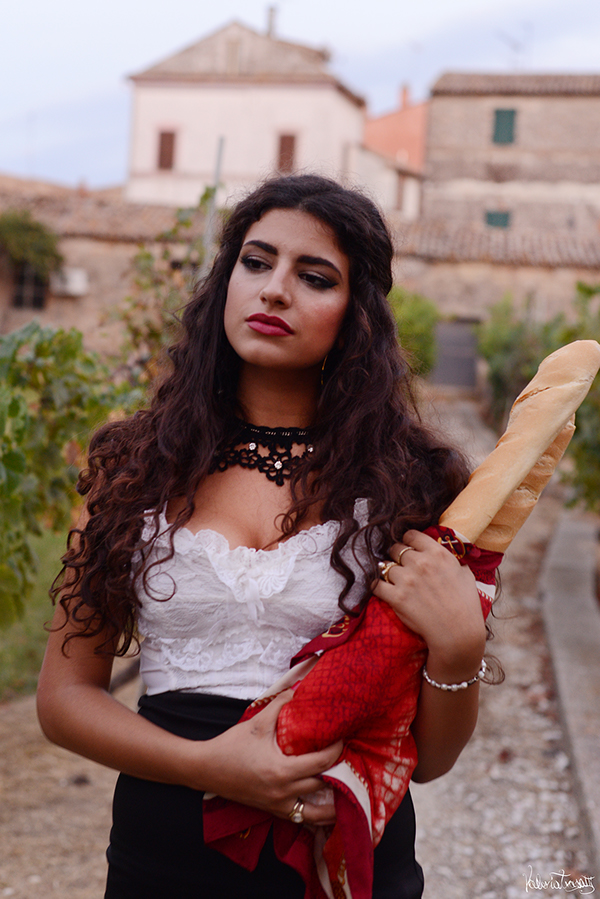 600x899, 429 Kb / брюнетка, кудрявая, багет, кольца, браслет, чокер, платок