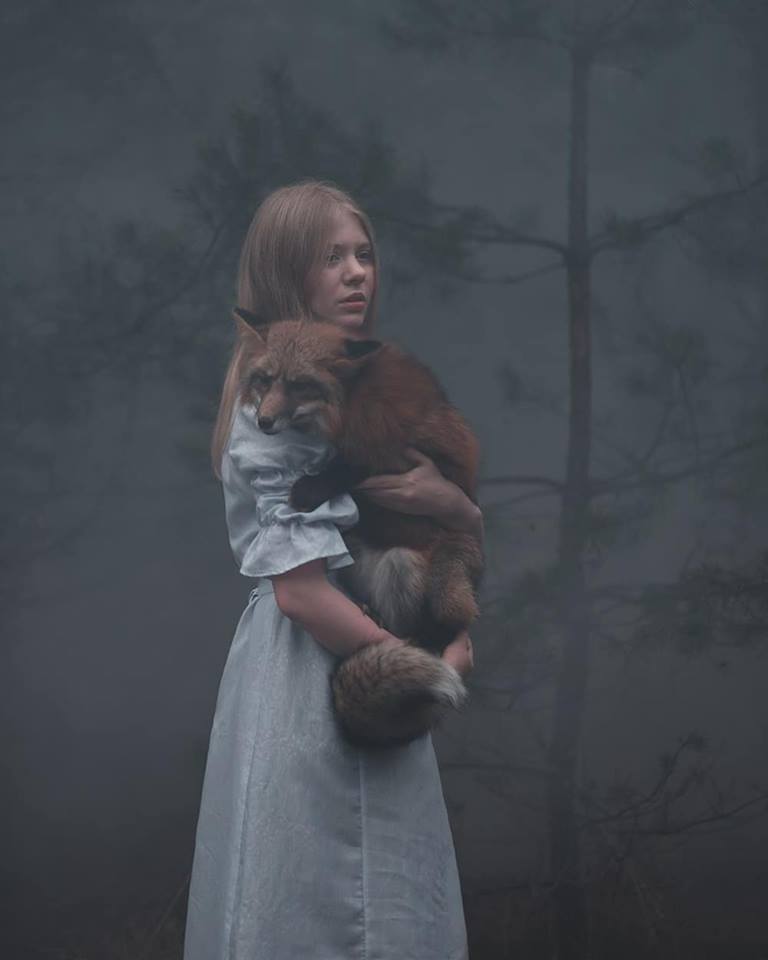 768x960, 30 Kb / девушка, лиса, дерево, туман