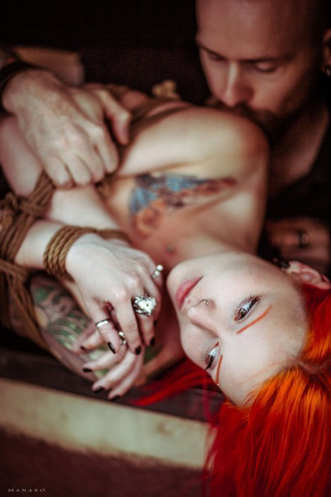 467x700, 49 Kb / рыжая, бондаж, перстни, кольца, мужчина, пара, верёвка, тату