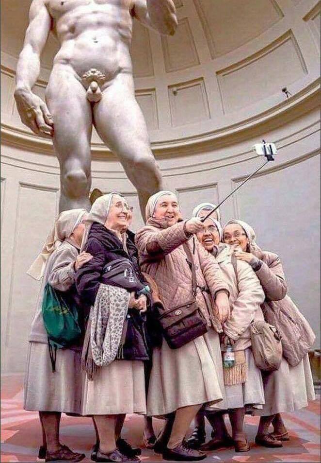 662x953, 96 Kb / женщины, бабки, скульптура, селфи, фотошоп