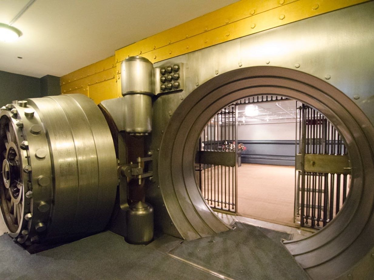 1233x925, 139 Kb / банк, дверь, хранилище, решетка