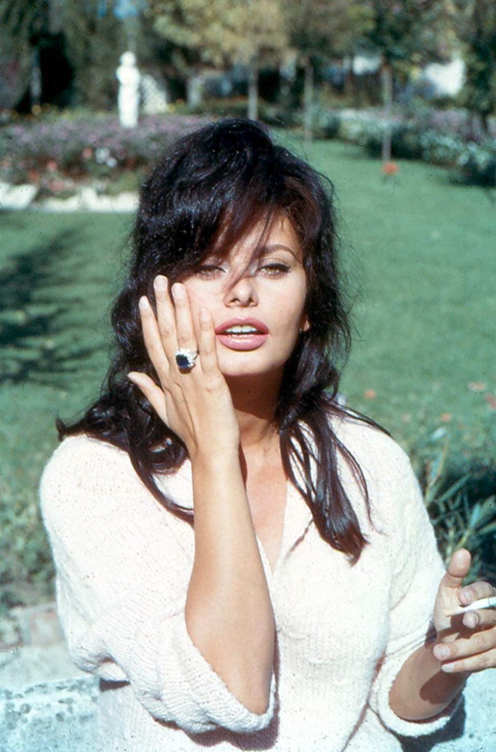 975x1478, 151 Kb / софи лорен, кольцо, сигарета, лужайка