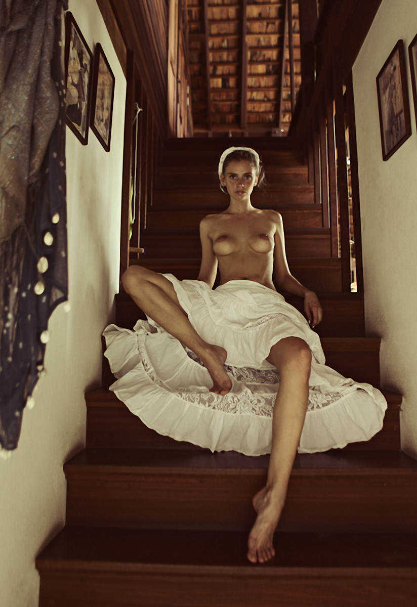 824x1200, 189 Kb / девка, лестница, юбка, сидит