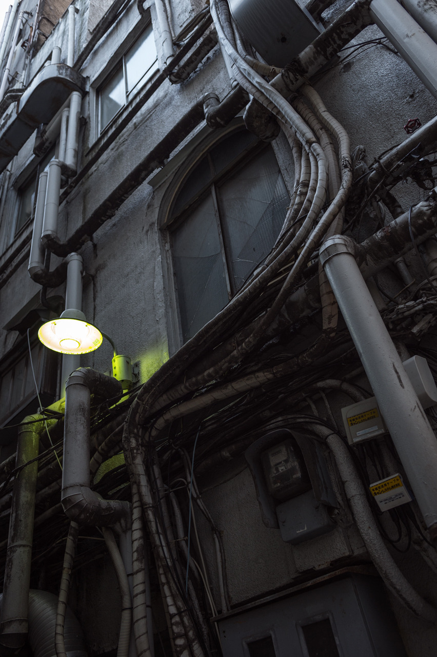 852x1280, 309 Kb / здание, коммуникации, фонарь