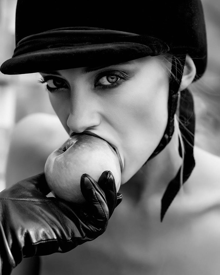 750x937, 62 Kb / яблоко, ч/б, грехи, укус, девушка, перчатка