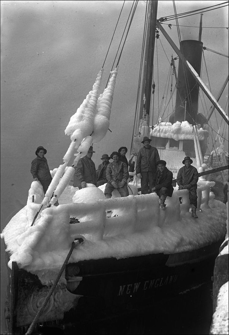 736x1073, 102 Kb / шхуна, корабль, лёд, обледенела, рыбаки, ретро, ч/б