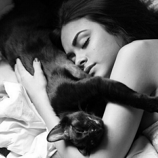 600x600, 57 Kb / женщина, кошка, ч/б