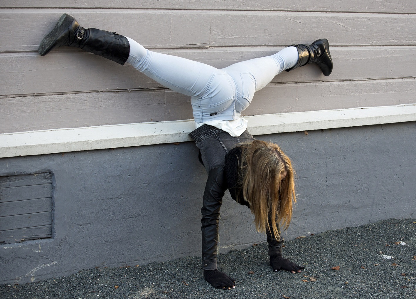 1417x1018, 445 Kb / женщина, в верх ногами, попа, сапоги, куртка