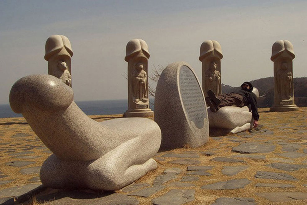 990x661, 120 Kb / статуи, божество, фаллосы, Мутумус Тутумус