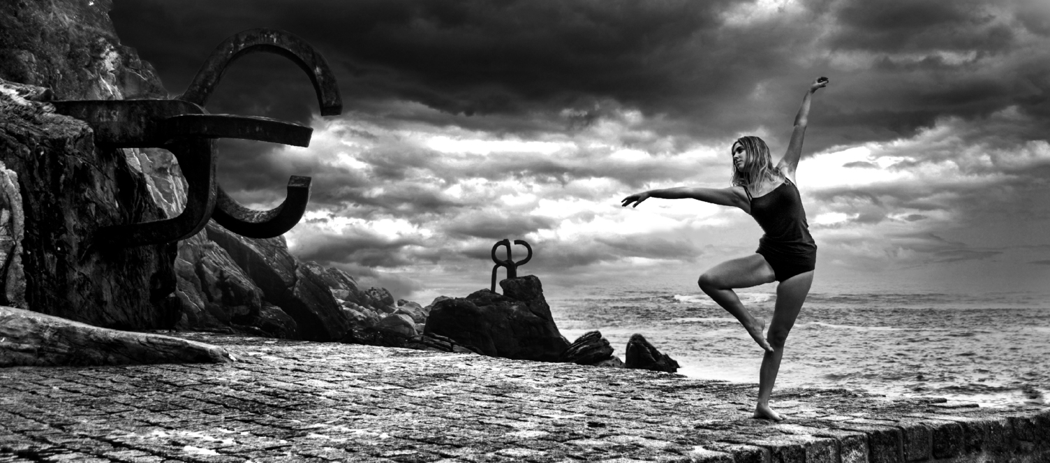 1504x663, 566 Kb / балерина, камни, скалы, арматура, небо, воды, ч/б