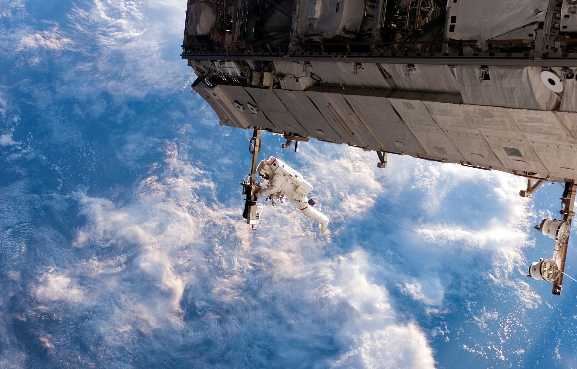 1920x1228, 370 Kb / космос, космонавт, земля, облака, станция, аппарат