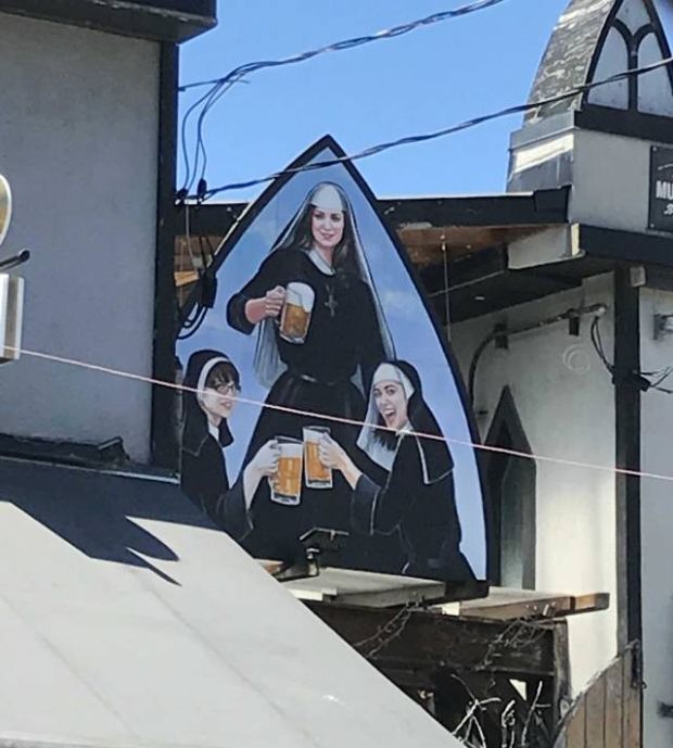 620x689, 57 Kb / монашки, пиво, крыша, провода