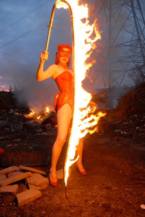 590x881, 82 Kb / девка, огонь, хлыст, кнут, маска