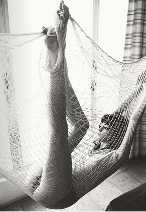 483x700, 95 Kb / девка, сеть, гамак, ч/б