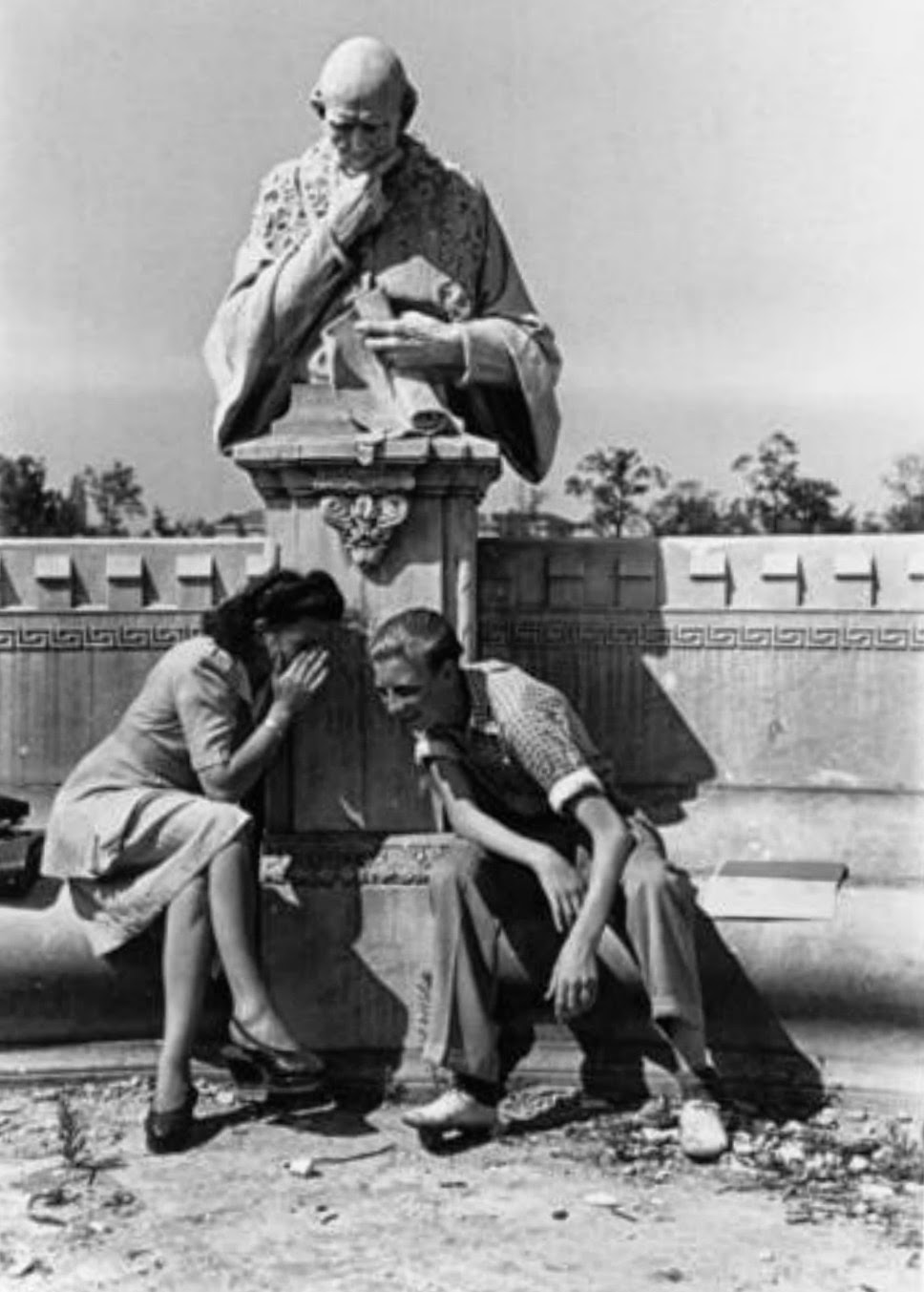 968x1353, 136 Kb / двое, шепчутся, статуя, подслушивает, ч/б